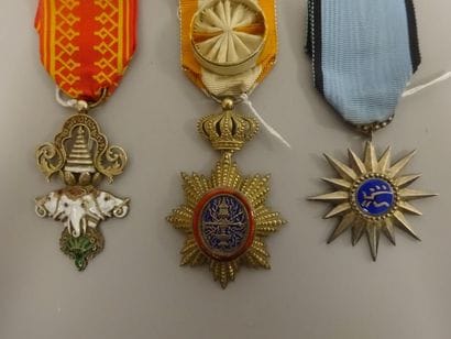 Trois insignes d’Ordres Coloniaux, avec rubans...