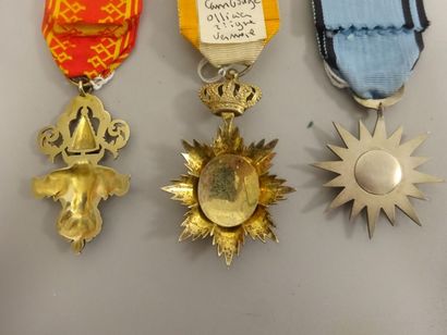 Trois insignes d’Ordres Coloniaux, avec rubans...