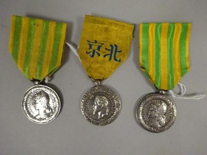 Lot de trois Médailles de Chine en argent...