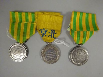 Lot de trois Médailles de Chine en argent...
