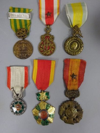 Lot quatre médailles en bronze avec ruban...
