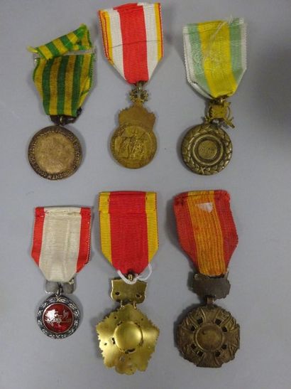 Lot quatre médailles en bronze avec ruban...