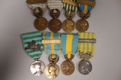 Lot de six médailles en bronze avec rubans,...
