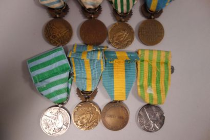 Lot de six médailles en bronze avec rubans,...