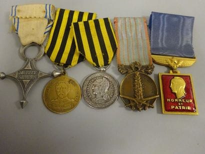 Lot de trois insignes en bronze, avec rubans...