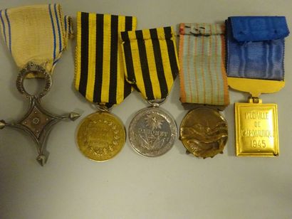 Lot de trois insignes en bronze, avec rubans...