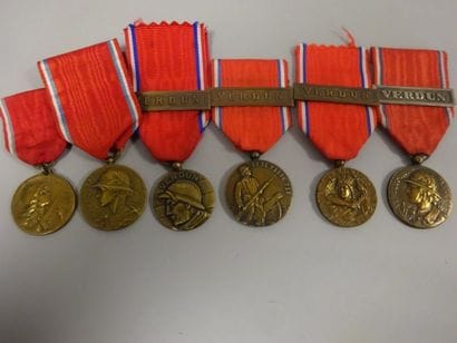 Lot de six Médailles de Verdun en bronze.

Divers...