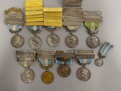 Lot de 10 Médailles Coloniales et d’Outre-Mer,...