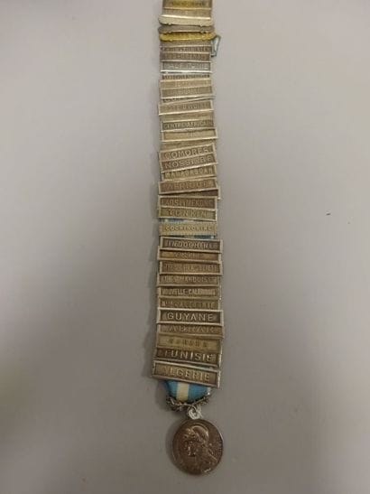 Lot de 37 barrettes coloniales en métal ou...