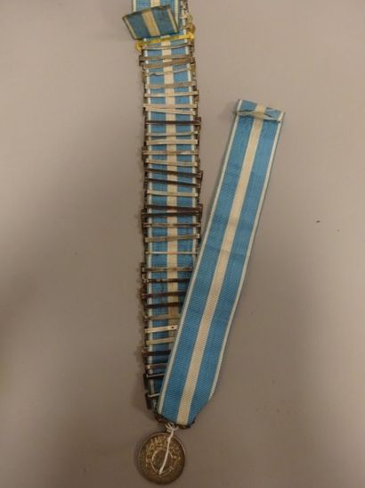 Lot de 37 barrettes coloniales en métal ou...