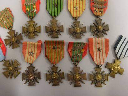 Lot de onze Croix de Guerre diverses en bronze...