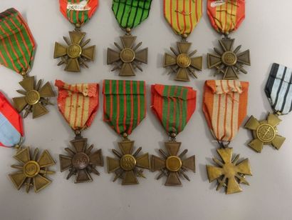 Lot de onze Croix de Guerre diverses en bronze...