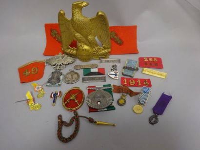 Lot de divers :

- Plaque de shako 