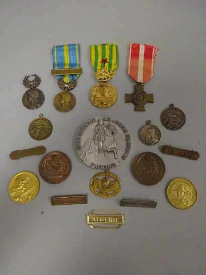 Lot de 13 médailles ou croix diverses.

On...