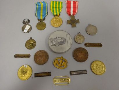 Lot de 13 médailles ou croix diverses.

On...