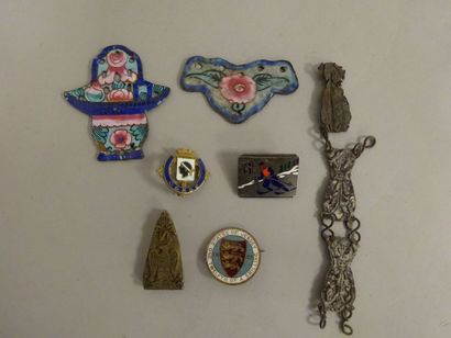 Trois broches en laiton émaillé :

- Saint...