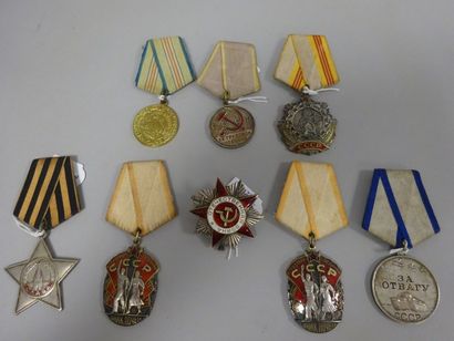 U.R.S.S.

Lot de huit décorations :

- Médaille...