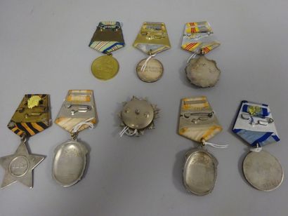 U.R.S.S.

Lot de huit décorations :

- Médaille...