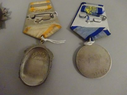 U.R.S.S.

Lot de huit décorations :

- Médaille...