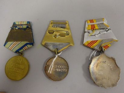 U.R.S.S.

Lot de huit décorations :

- Médaille...