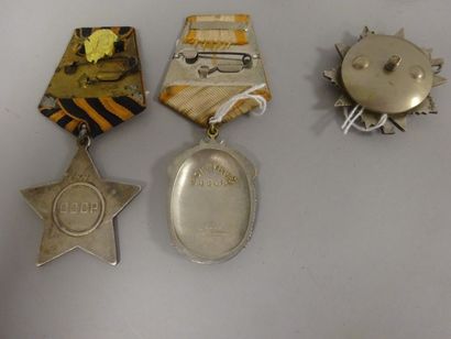 U.R.S.S.

Lot de huit décorations :

- Médaille...