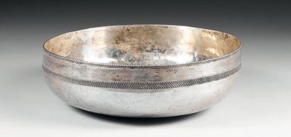 Coupe ottomane en argent à panse hémisphérique...