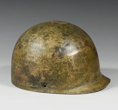 Casque constitué d'une simple calotte hémisphérique...