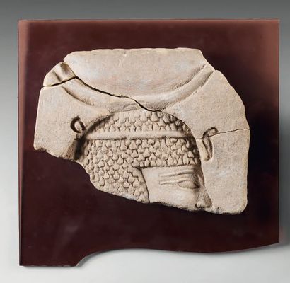 Fragment d'un bas relief en grès. Cassé en...