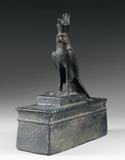 Sarcophage de faucon. Bronze à patine brune....