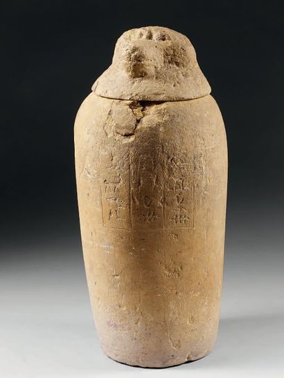 Vase Canope à viscères. Calcaire. Le couvercle...