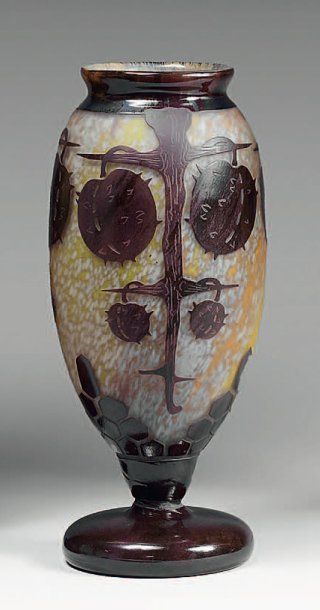 LE VERRE FRANÇAIS
Vase ovoïde sur piédouche...