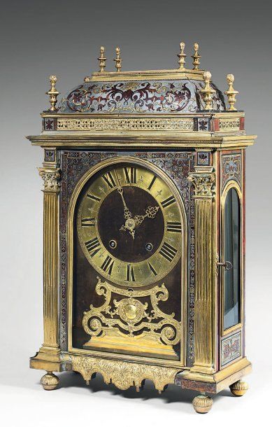 Pendule de cheminée à décor marqueté de rinceaux...