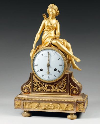 Pendule en bronze ciselé et doré au mat et...