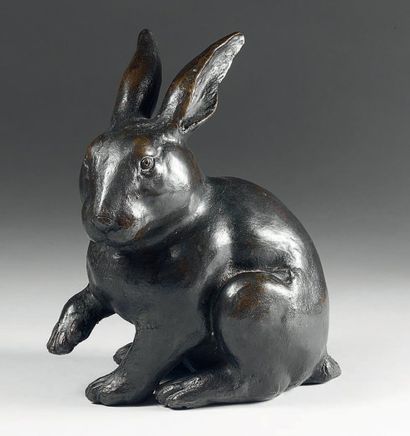 Lapin assis en bronze à patine brune. Japon,...