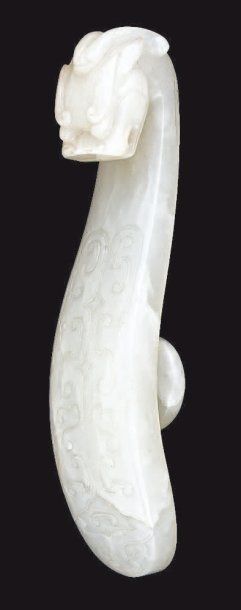 Fibule en néphrite céladon, le crochet en...