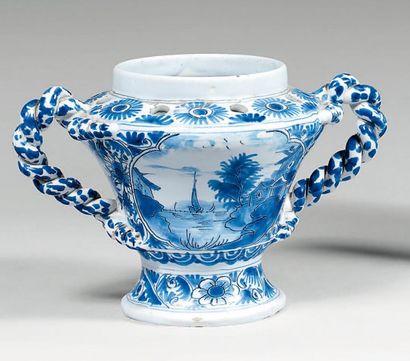 NEVERS
Vase à anses torsadées à décor en...