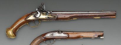 Grand pistolet d'arçon à silex. Canon rond...