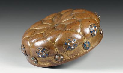 Coupelle en cuivre doré à cabochons émaillés....