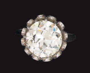 Bague en or gris sertie d'un diamant demi-taille....
