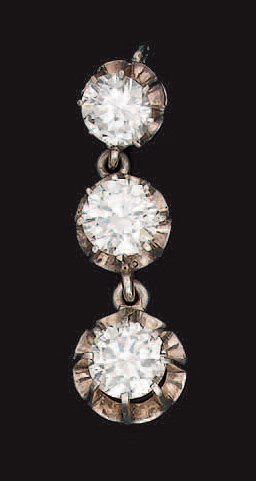 Pendentif en argent orné de trois diamants...