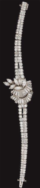 OMEGA
Montre bracelet de dame en platine...