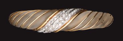 Bracelet rigide ouvrant en or jaune, demi-jonc...