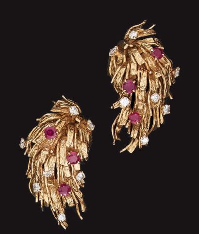 CHAUMET
Paire de pendants d'oreilles en or...