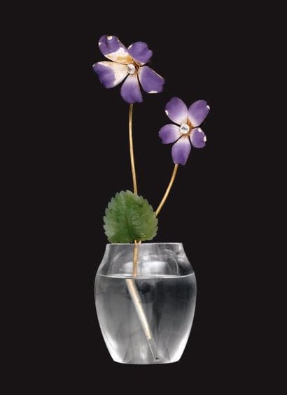 Petit bouquet de violettes dans un vase en...