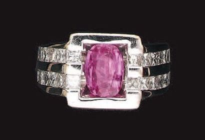 Bague chevalière en or gris, ornée d'un saphir...