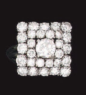 Bague fils en platine, centrée d'un diamant...