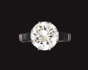 Bague solitaire en platine ornée d'un diamant...