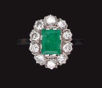 Bague pompadour en platine, ornée d'une émeraude...
