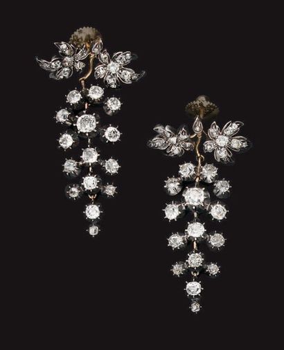 Paire de pendants d'oreilles en argent et...