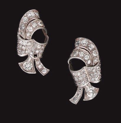Paire de clips d'oreilles en platine et or...